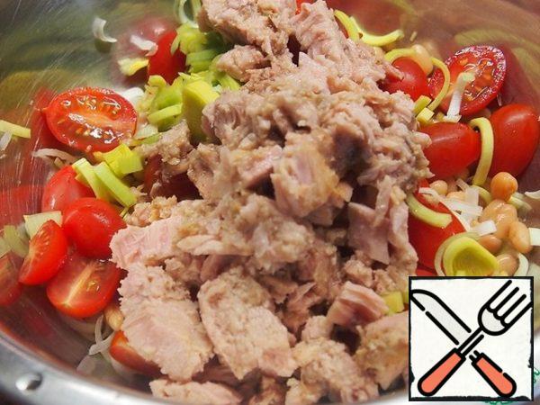 From canned fish drain the oil, add the fish to the salad.