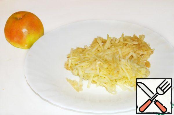 Wash the apple (I peeled it), grate on a coarse grater, add to the carrots and mix.
