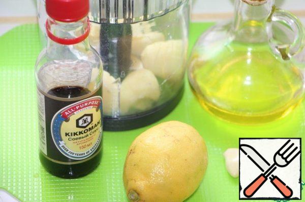 In a blender grind garlic with potatoes, gradually adding vegetable oil, lemon juice.