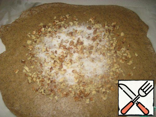 Pour the sugar-nut mixture into the middle, distribute, leaving 3-4 cm of the edge.

