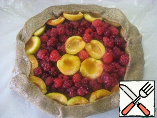 Wrap the edges of the dough on top of the fruit.
The edges can be slightly sprinkled with water and sprinkle with sugar.
Bake in a preheated 200 degree oven for 25-30 minutes until ready. Remove the finished galette from the oven and let it cool.