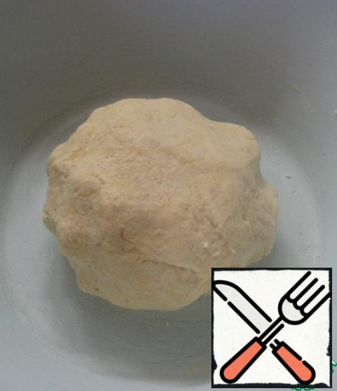 Knead the dough, roll into a ball, wrap in film and leave in the refrigerator for 30 minutes.