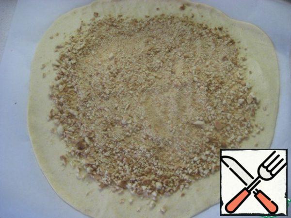 Distribute crushed into a crumb with a rolling pin or blender cookies, leaving 3-3. 5 cm edge free.