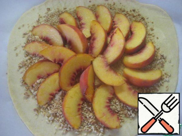 Spread the sliced peaches on top.
