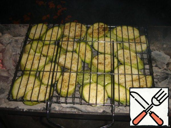 Zucchini cut into slices about 1 cm thick. Sprinkle with spices to taste, sprinkle with vegetable oil and spread on the grill.
