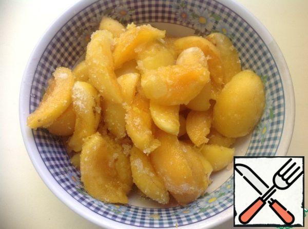 Wash the apricots, remove the bones, cut into quarters. In a bowl add apricots, sugar, lemon zest, 1 tsp starch, vanilla and mix gently.