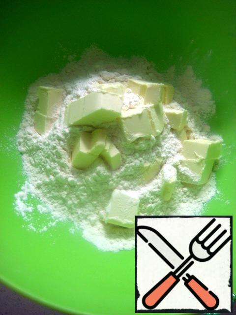 Dough:Butter and sour cream for the dough should be cold.In a bowl, mix the flour and salt, add the pieces of cold butter. RUB your hands in the crumb.