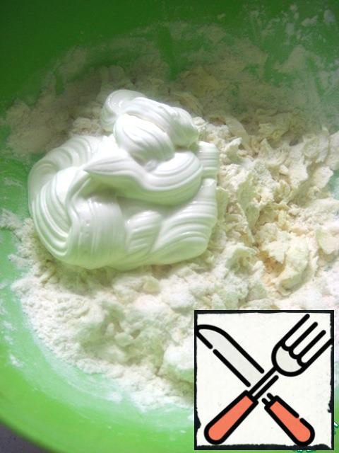 Add cold sour cream and collect the dough into a ball.
The dough should be soft, not sticky (if you just could not collect the dough, if it sticks or crumbles, on the contrary, you can add 1 tbsp flour or a little sour cream, respectively).