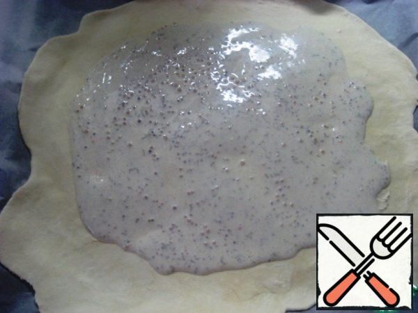 Pour the sour cream and mustard filling into the center, distribute evenly, leaving 2.5-3 cm of the free edge of the dough.
