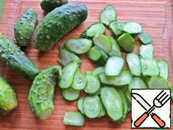 While we prepare the stuffing. Young cucumbers cut into thinly.