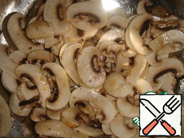 Wash and clean the mushrooms, cut them into thin plates, pour the champignons with the juice of one lemon, pepper, salt, pour 2-3 tablespoons of olive oil, mix.