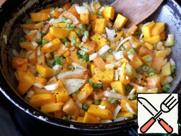 For the filling, cut the pumpkin into small cubes, also chop the onion, pepper and celery stalks. Mix the vegetables in a bowl and drizzle with heated olive oil. Fry a little, stirring, until the pumpkin is half cooked. Add salt, sprinkle with spices and pepper and let cool.
