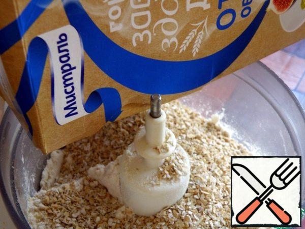 For the dough, whisk in a blender pieces of cooled butter with sifted flour with baking powder, bran and salt with sugar. After starting the combine, gradually pour in ice water so that the dough rolls into a ball.

