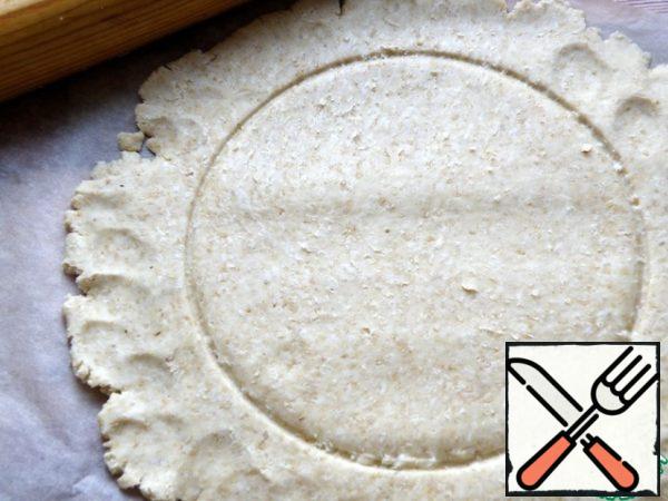 On parchment, roll out chilled dough thickness of 1 cm with a Lid or a plate to outline the contour for the filling.