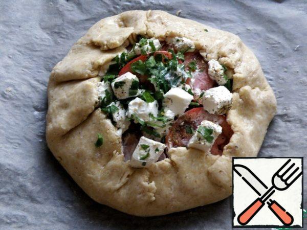 Wrap the edges of the dough, forming a biscuit and lightly pinch. Lubricate the edges lightly with white.
Bake until lightly browned. Don't overdo it.