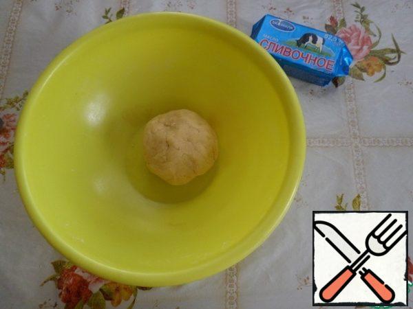 Collect the dough into the ball. Put in a plastic bag and remove in the freezer for 10-12 minutes.