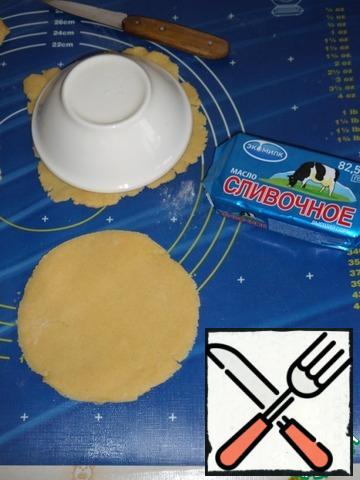 Adjust the shape of the cakes.