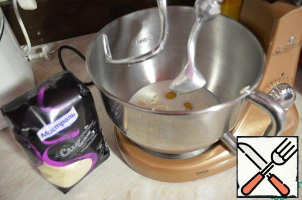 So, you need to knead the dough. This time I decided to use a safe way. In the bowl of a mixer or kneader, or just a bowl, pour milk, add yeast, brown sugar, eggs, butter cut into small pieces (room temperature), vanilla. Flour.
