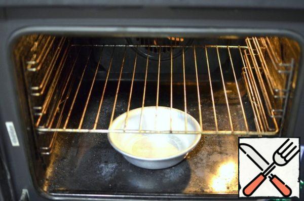 I want to show you how I make home muffin wet proofing. At the bottom of the oven, put an aluminum bowl of warm water and turn on the oven to heat 60 degrees.