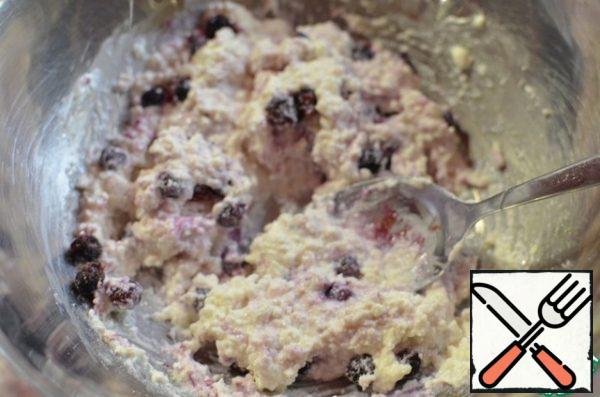 Add frozen blueberries to the cottage cheese and immediately spread on future cheesecakes.
Put the baking sheet on the proofing (which you took out of your oven).