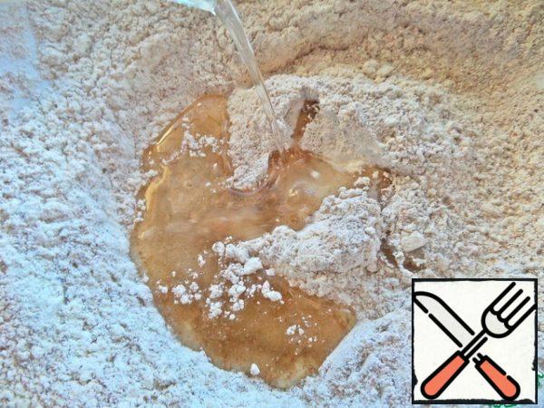 Pour the vegetable oil into hot water and pour the composition into the flour.