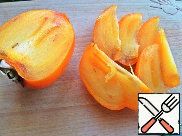 Cut the persimmon into slices.
