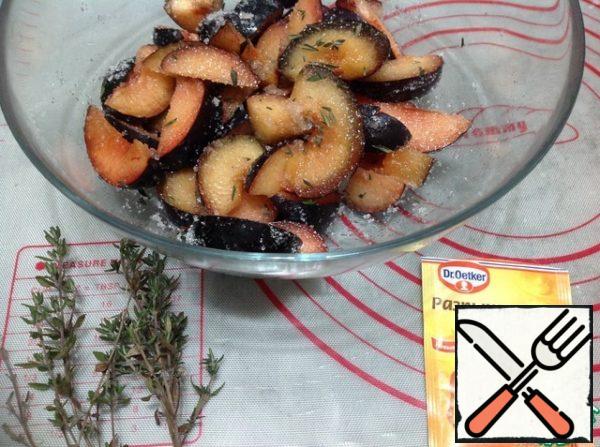 Wash plums, remove bones and cut into slices, add thyme leaves and sugar, leave for 15 minutes. If you like sweet filling, the amount of sugar you need to increase.
