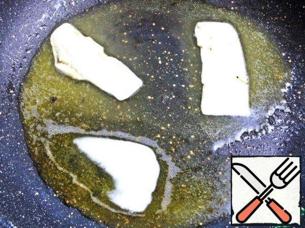 Melt the butter in a thick frying pan.