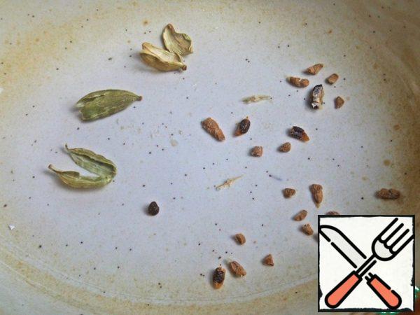 Chop the cardamom into grains.
