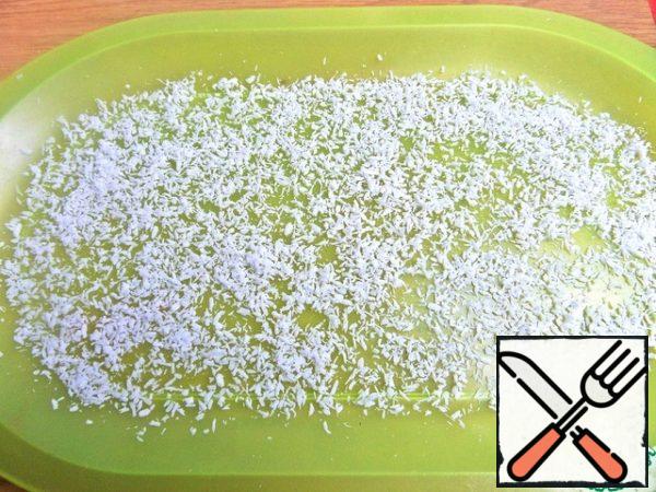 Prepare a small tray or flat plate or Board, sprinkle some shavings.