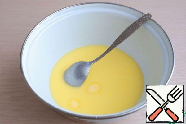 In a bowl add 200 ml milk, add 50 gr. butter. Heat the mixture until the oil melts completely.