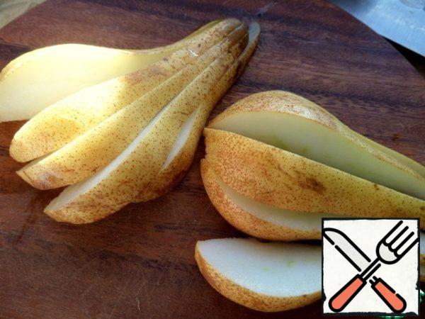 Pear clear from the center and tail, cut into slices.