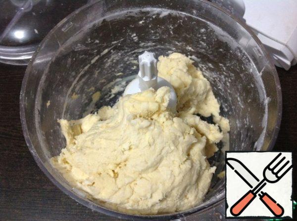 Punch until the dough is collected in a ball.
Transfer the dough to the work surface, collect all the crumbs, mix a little and form a disc. Wrap in plastic wrap and refrigerate for 1 hour.
