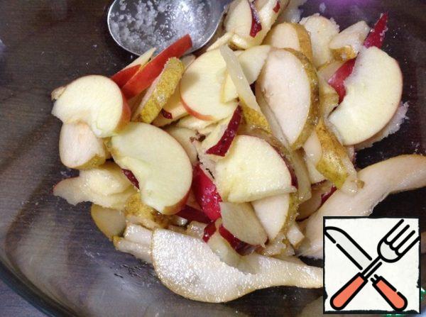 Fruits wash, cut in half, remove the seed boxes (if desired, peel), cut into thin slices. Put in a bowl, add sugar, salt, cinnamon, lemon juice, mix. Set aside.