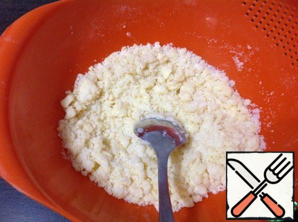 For streisel in a bowl, mix sugar, flour and diced butter. Grind in a large crumb.