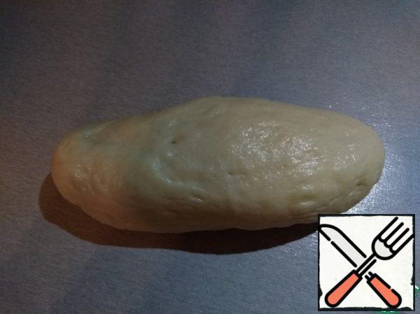 Next, we need to roll the same balls-blanks for cheesecakes. It is convenient for me to do this - roll out the dough into a sausage and cut into equal parts. You can also divide the dough in half until you have balls slightly larger than a chicken egg.
