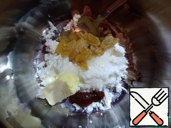 Wipe the cottage cheese through a sieve if there are large grains in it. The oil should be soft. Pre-soak the raisins in warm water. mix all the ingredients for the filling thoroughly.
In the balls, make a recess with a cup, lay out the filling.