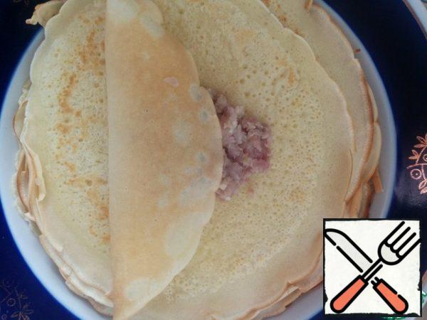 In the minced meat you need to grind the onion and season with salt and pepper to taste. Lay out one spoon for each pancake.