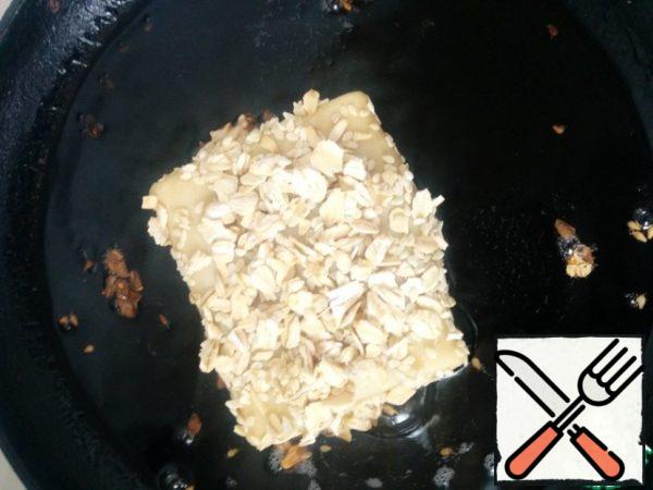 Then roll in breadcrumbs and preheated oil. Fry until golden brown on both sides, very quickly.

