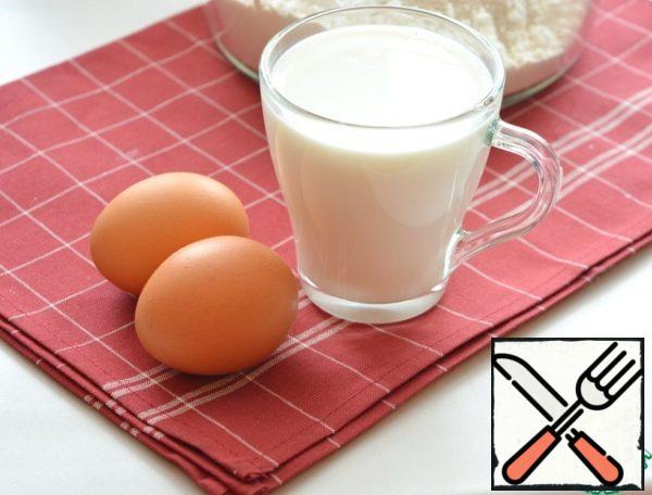 Sift flour into a bowl, add salt, sugar and dry yeast. Milk preheat to a temperature of 35-36°C. Pour the milk to the flour and add the eggs.