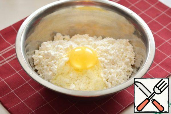Cottage cheese can be passed through a sieve to the filling was more uniform. Add the egg to the cottage cheese.