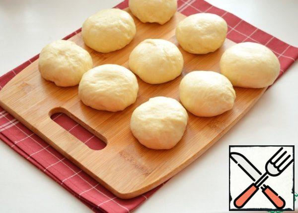 Divide the dough into small pieces of 50-60 grams. Roll them into balls and leave for 15 minutes to rise.
