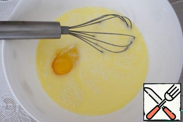 In a bowl, mix a sufficient amount of warm milk, sour cream, egg, melted butter, sugar, salt.
