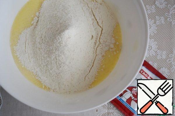 Sift flour with yeast. It should be sifted in parts, gradually kneading the dough.
