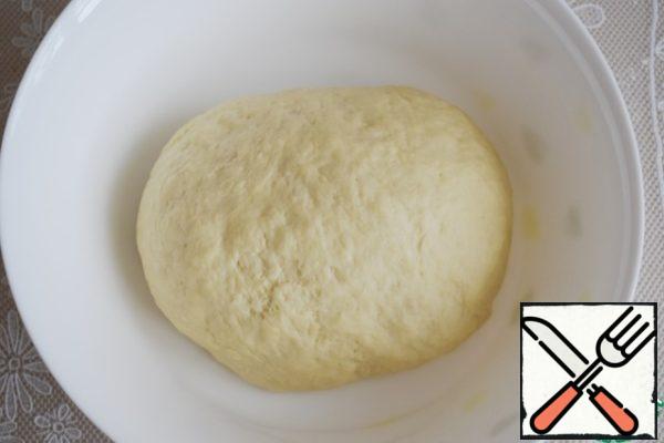 The dough is covered with a towel and put in a warm place to lift for 40-50 minutes.