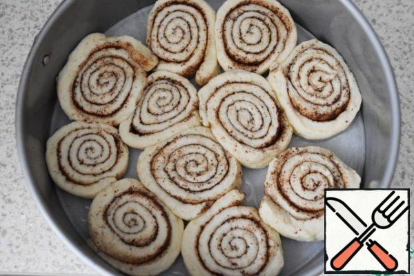 Cover the baking dish (20-22 cm in diameter) with baking paper and grease with vegetable oil (1 tsp.). Spread over the bottom of the roll pieces.
