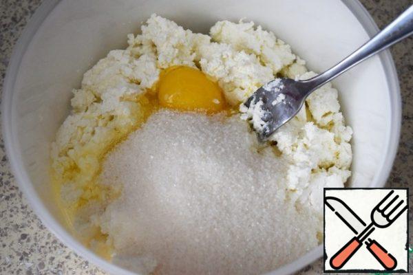 Next, we will deal with the filling. In a bowl, mix cottage cheese, eggs, sugar and semolina.