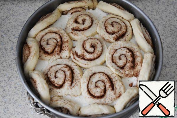 Put the filling in the form with the dough. Spread the remaining loaf slices on top. You can grease the top with yolk, sour cream or milk. Cook in an oven preheated to 180 degrees for 25-30 minutes.
