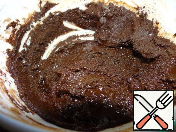 Prepare chocolate paste, mix cocoa powder with vegetable oil, you will get 166 grams of chocolate.
The recipe requires 400 grams of chocolate, I put 166 grams of yours in the dough...
