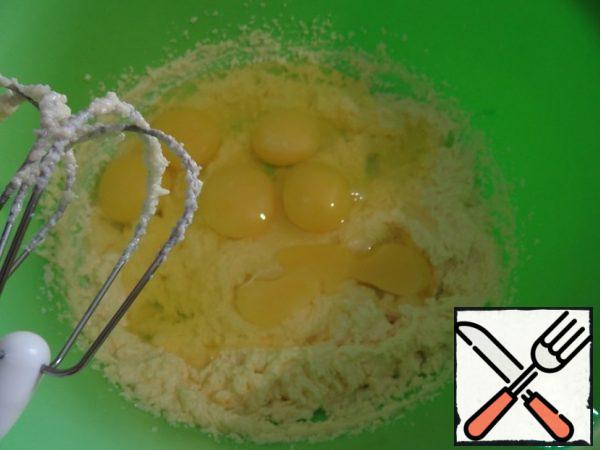 Butter grind with sugar.
Add eggs, stir.